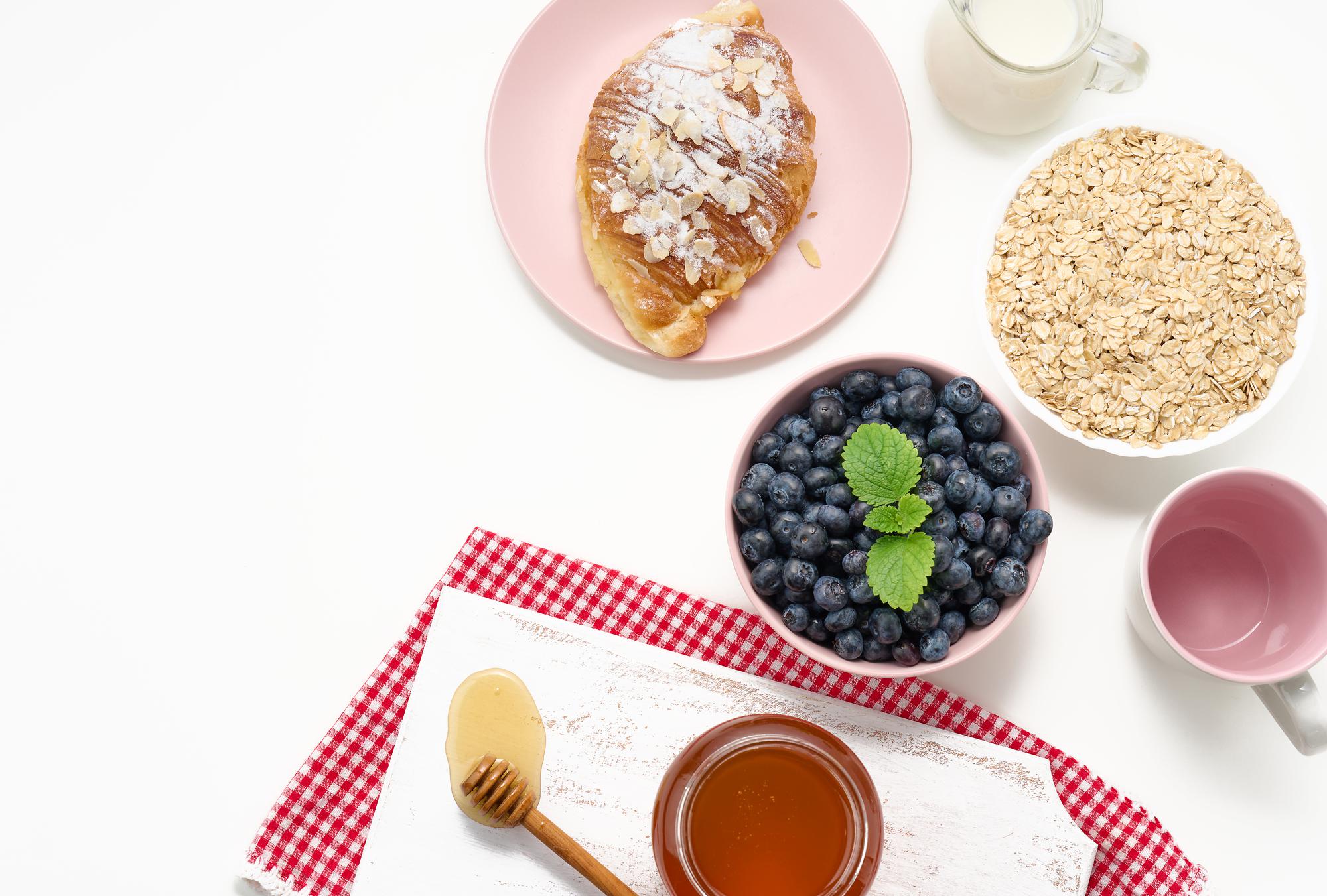 zestaw śniadaniowy w pastelowych barwach